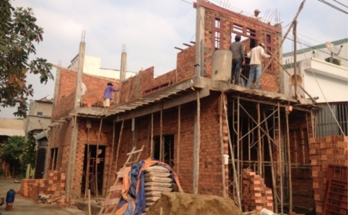 Lập vi bằng ghi lại hình ảnh nhà mình trước khi nhà hàng xóm xây dựng